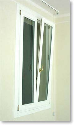 Finestra in abete laccato bianco, con meccanismo anta-ribalta