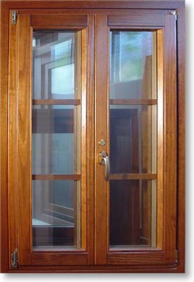Finestra a due ante in Yellow-Pine con traversine inserite nel vetrocamera