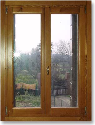 Finestra a due ante in abete rustico