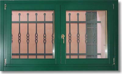 Finestra a due ante in abete laccato verde con montante centrale simmetrico