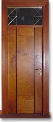Porta in ciliegio con inserti in legno nero con sopraluce in vetro decorato