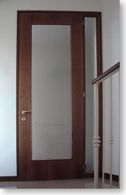 Porta a vetrata in noce con fisso laterale