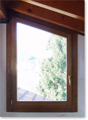 Finestra trapezoidale in rovere tinta noce