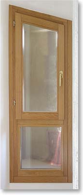 Finestra trapezoidale in rovere mielato con sottoluce fisso